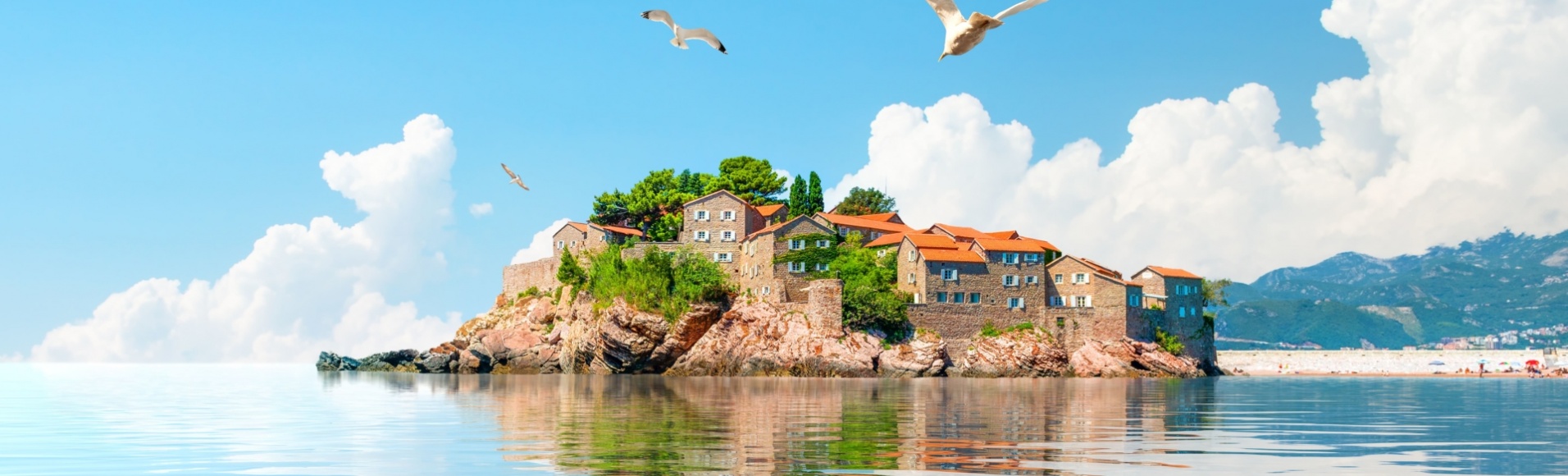 sveti stefan et oiseaux qui volent autour