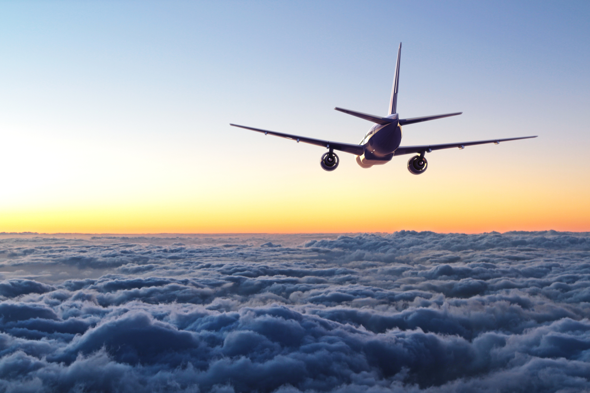 avion au coucher du soleil