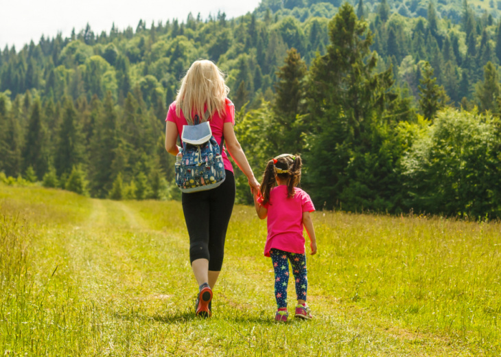 maman et sa fille au montenegro en famille